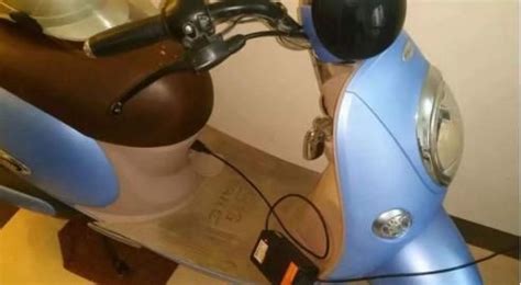 電瓶車充電器一直亮綠燈充不進電,電瓶車充電器一直亮綠燈充不進電怎么修縮略圖