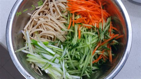 丁香魚拌涼菜的做法(丁香魚拌涼菜做法大全)縮略圖