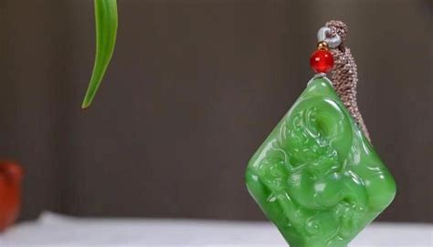 和田玉和翡翠哪個更貴更有價值,手鐲和田玉和翡翠哪個更貴更有價值縮略圖