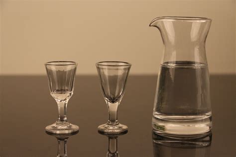 酒杯杯(酒杯杯掉在淚蛋蛋里原唱)縮略圖