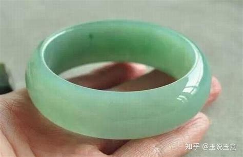 玉手鐲怎么保養才亮(玉鐲用什么清洗最亮凈)縮略圖