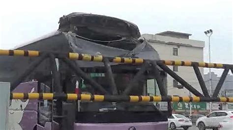 大巴撞進航站樓,客車撞候機樓縮略圖