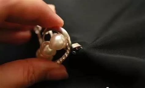 胸針一般別在哪個位置,胸針一般別在哪個位置好看縮略圖