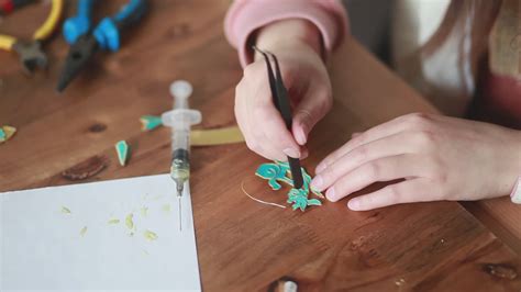 扭扭棒花朵制作教程,扭扭棒花朵制作教程郁金香縮略圖