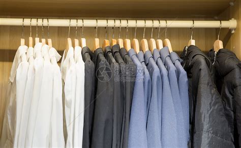 衣架掛衣服,衣架掛衣服肩膀凸起怎么辦縮略圖
