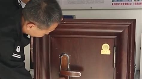 保險箱鑰匙丟了怎么開鎖(保險箱鑰匙丟了怎么開鎖技巧)縮略圖
