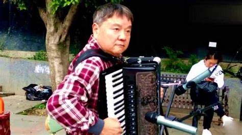 手風琴演奏經典歌曲(手風琴演奏經典歌曲九九艷陽天)縮略圖
