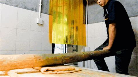 竹升面制作全過程視頻(自己在家制作竹升面)縮略圖