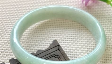 玉手鐲怎樣保養(yǎng)才能比較光潤(rùn),翡翠怎么識(shí)別真假的方法縮略圖