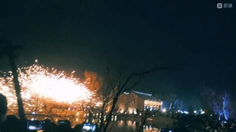 手持煙火謀生心懷詩意謀愛的意思,手持煙火謀生且停且忘且隨風意思縮略圖