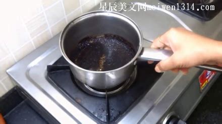炒鍋底燒糊的黑垢怎么去除,炒鍋外面的油漬污垢怎樣去除縮略圖