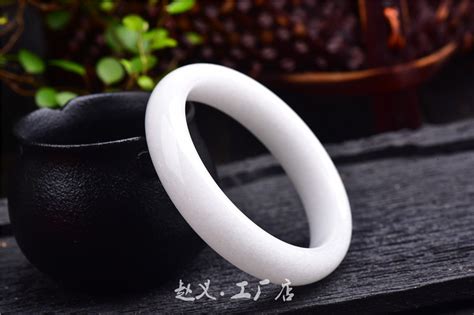 漢白玉手鐲值錢嗎,和田玉手鐲值錢嗎縮略圖