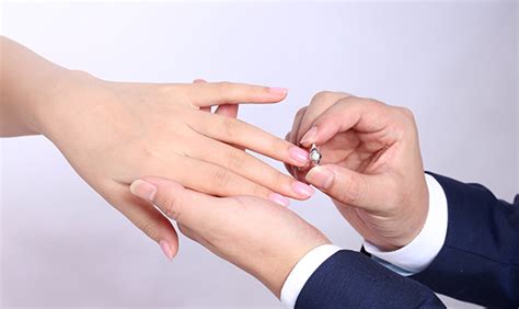 婚戒女人戴哪只手上(婚戒女人戴哪只手上比較好)縮略圖