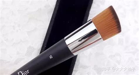 粉底刷好用還是美妝蛋好用呢(粉底刷怎么用啊)縮略圖