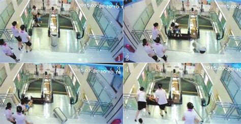 扶梯掉人事件,小女孩兒掉在扶梯上縮略圖