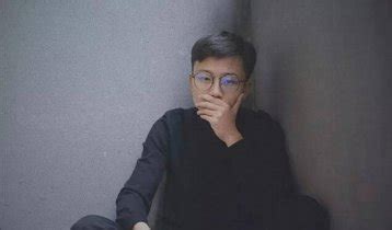 青磚伴瓦漆什么歌(青磚伴瓦漆白馬踏新泥)縮略圖