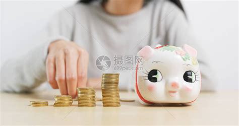 存錢罐放在家里什么地方最聚財,存錢罐放在客廳哪個位置旺財縮略圖