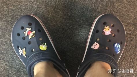 洞洞鞋走路吱吱響怎么辦(鞋子嘎吱響好尷尬)縮略圖