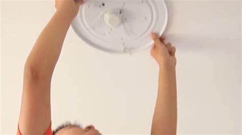 吸頂燈不亮了但有弱光閃爍(吸頂燈不亮了但有弱光閃爍危險嗎)縮略圖