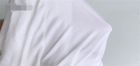 漂白劑把白衣服漂紅了怎么辦(白衣服發黃洗白簡單有效方法)縮略圖