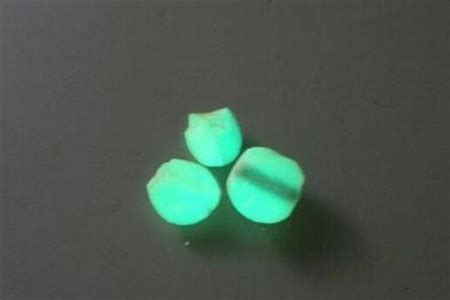 夜光石和熒光石的區(qū)別(熒光石和夜光石有區(qū)別嗎)縮略圖
