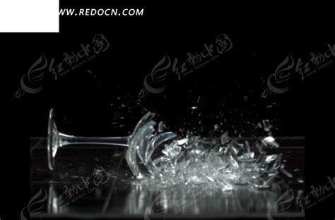 高腳杯搭配香檳 破碎的氣泡代表我的心(高腳杯搭配香檳破碎的氣泡)縮略圖