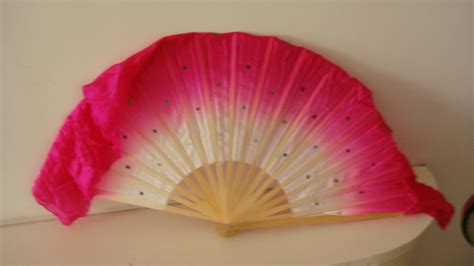 舞蹈扇子圖片及價(jià)格,舞蹈扇子圖片及價(jià)格真絲縮略圖