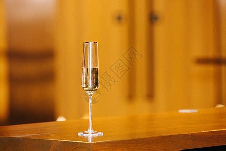 高腳杯搭配香檳(高腳杯搭配香檳 破碎的氣泡代表我的心)縮略圖