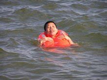 救生衣真的能讓人漂浮在水上嗎(救生衣在水上可以漂浮多久)縮略圖