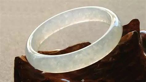 翡翠手鐲有棉絮好還是沒有好(翡翠鐲子全是棉為何還那么貴)縮略圖
