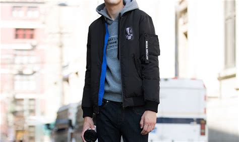 棒球服里面穿什么衣服好看(棒球服里面穿什么衣服好看男)縮略圖