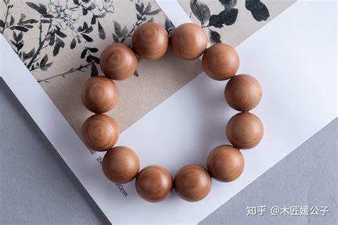 檀香木手串的功效與作用(檀香木手串的功效與作用及禁忌癥有啥)縮略圖