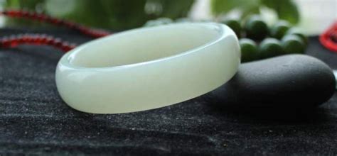 玉手鐲多少錢(qián)的是正品(玉手鐲多少錢(qián)的是正品一)縮略圖