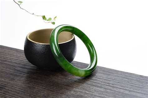 和田碧玉和翡翠哪個好,和田碧玉和翡翠哪個好啊縮略圖