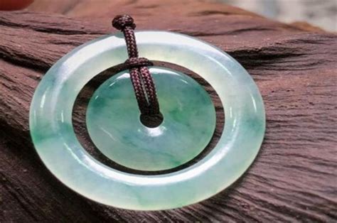 金鑲玉吊墜一般價格在多少(金鑲玉吊墜一般價格多少錢)縮略圖