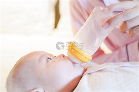 奶瓶喂奶的正確姿勢(奶瓶喂奶的正確姿勢和方法)縮略圖