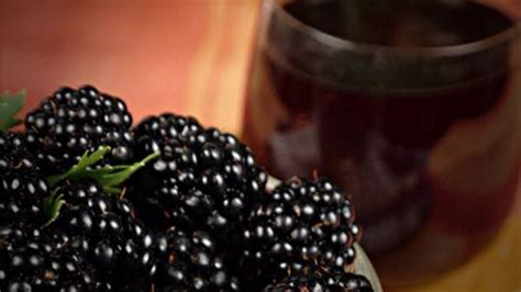 桑葚酒女人喝了有什么好處和壞處,女人每晚喝桑葚酒的好處縮略圖