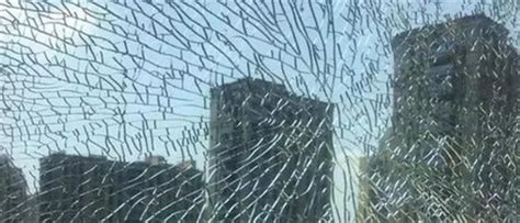 鋼化玻璃爆裂怎么處理,鋼化玻璃爆裂怎么處理還沒掉落呢縮略圖 鋼化玻璃爆裂怎么處理,鋼化玻璃爆裂怎么處理還沒掉落呢縮略圖