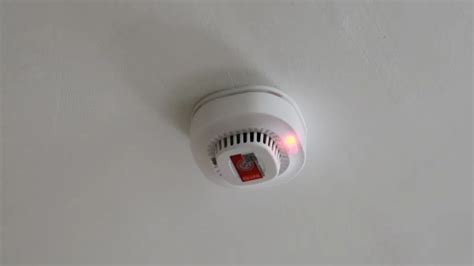 煙霧報警器閃紅燈是有攝像頭嗎,煙霧報警器一直響怎么解除縮略圖